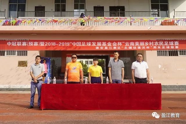 梅西等阿根廷球员捡到英格兰门将水瓶，上面印着战术“小抄”